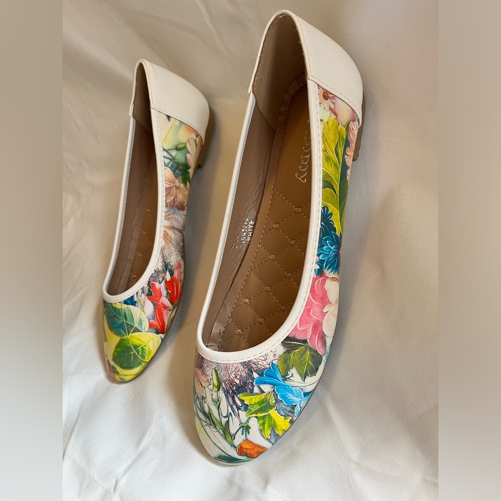 White Floral Ballet Flats in Gorgeous Asymmetrical Floral Design, like new